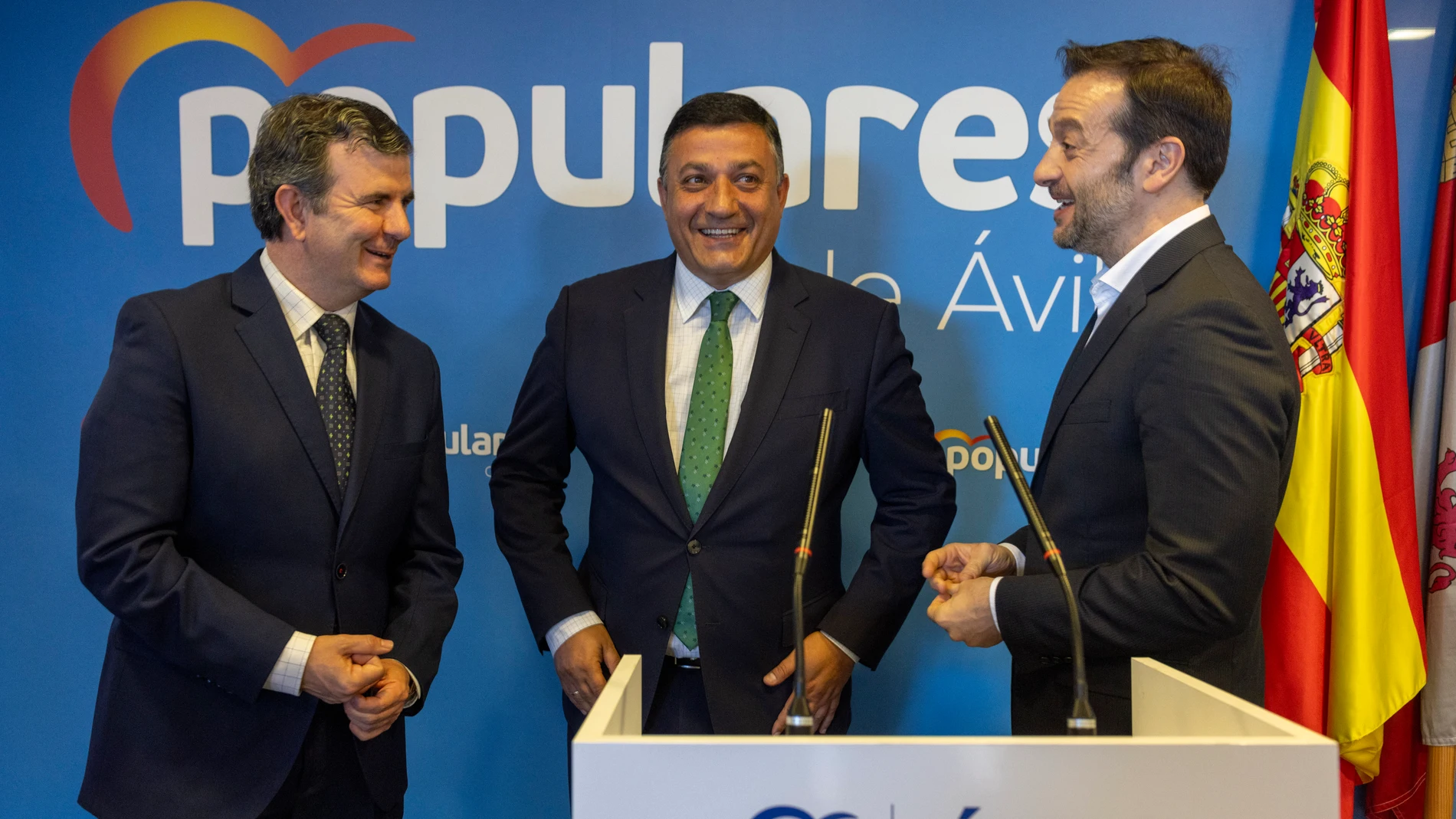 El presidente del PP de Ávila, Carlos García, el secretario general del PP de Ávila, Pablo Martín, y el portavoz municipal en el Ayuntamiento de la capital, Jorge Pato, valoran la situación en que queda el Consistorio
