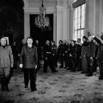 Adolf Hitler recibe a Benito Mussolini en el Palacio Klessheim