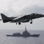 Un "Harrier" despega del "Juan Carlos I" con la "Blas de Lezo" de fondo