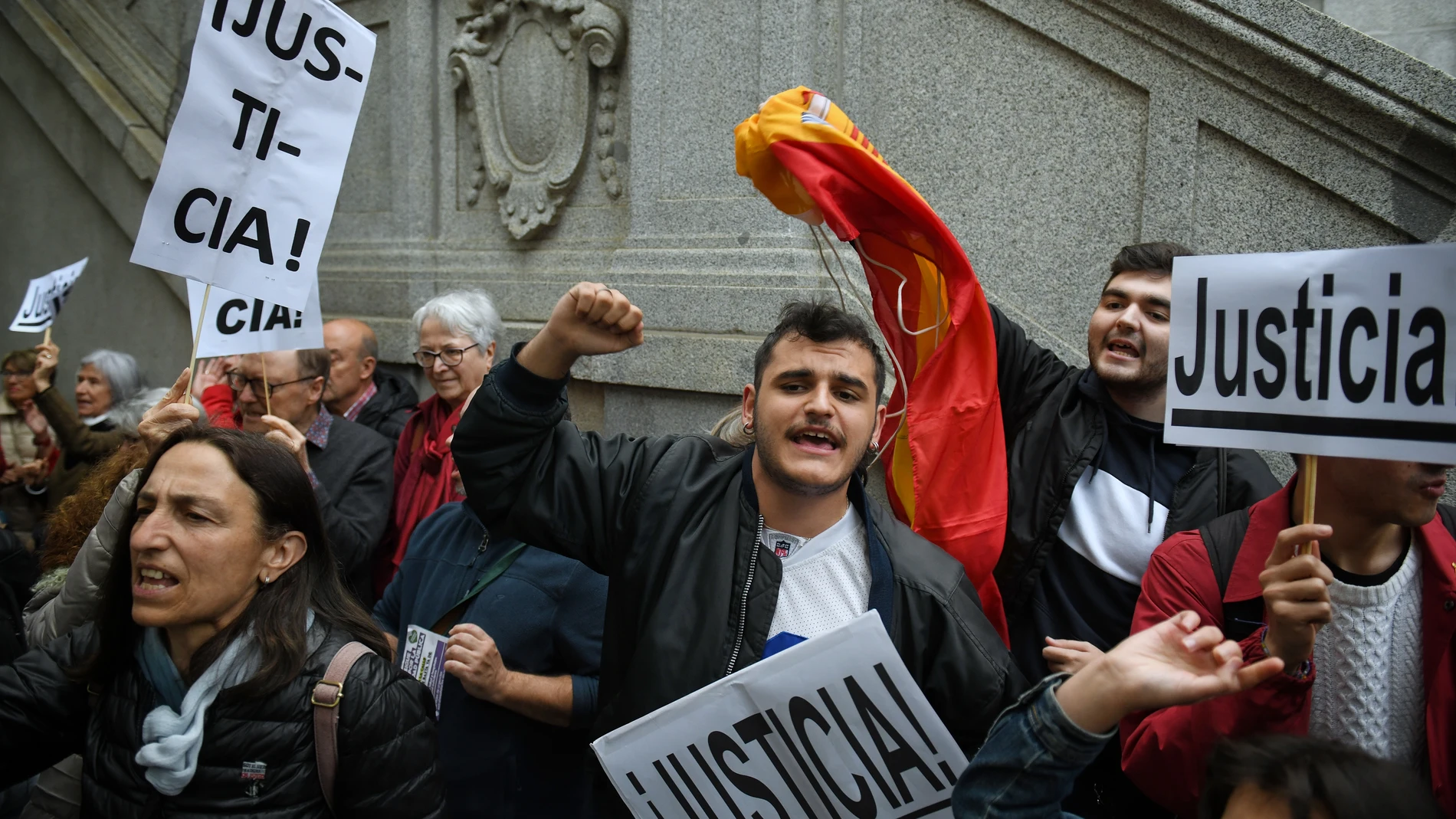 Varias personas durante una concentración frente a la sede del Consejo General del Poder Judicial (CGPJ), a 29 de abril de 2024, en Madrid (España). Bajo el lema ‘El golpismo viste de toga’, el colectivo ‘La Plaza’ ha convocado una concentración frente a la sede del Consejo General del Poder Judicial (CGPJ). La convocatoria se ha dado a conocer después de la comparecencia de Sánchez en la que anunciaba que continuará al frente del Ejecutivo. 29 ABRIL 2024 Fernando Sánchez / Europa Press 2...