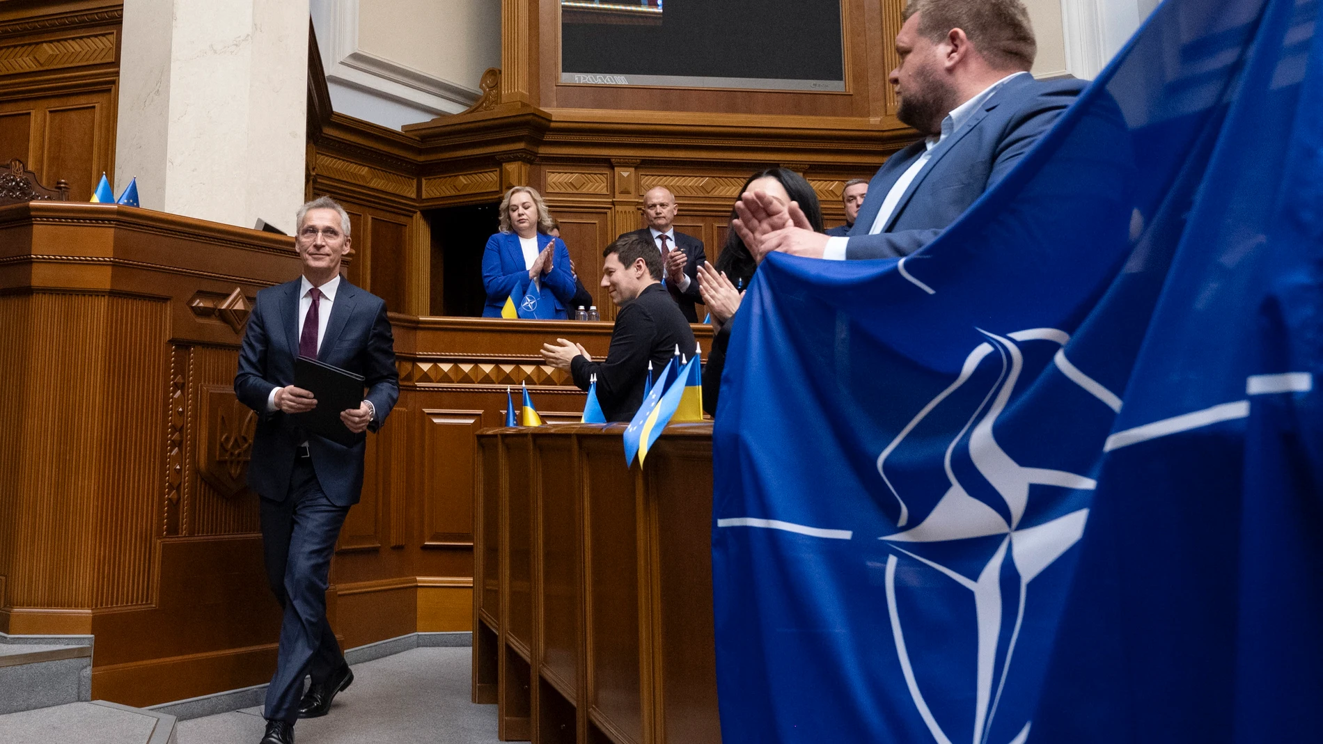 Kyiv (Ukraine), 29/04/2024.- NATO Secretary General Jens Stoltenberg (L) meets with lawmakers during his visit to the Ukrainian Parliament in Kyiv, Ukraine, 29 April 2024. Stoltenberg arrived in Kyiv to meet with top Ukrainian officials amid the ongoing Russian invasion. (Rusia, Ucrania, Kiev) EFE/EPA/ANDRII NESTERENKO