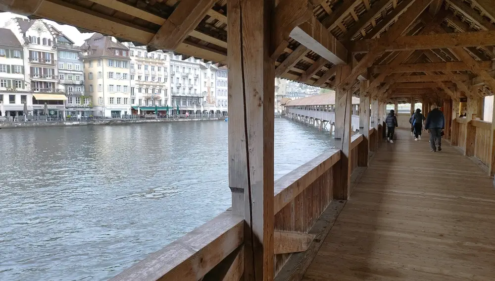 Como puede apreciarse, todo el puente está techado
