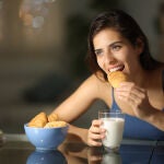 Bajar de peso y perder grasa es complicado si no superamos el obstáculo de picar entre horas y evitar comer más calorías de las que deberíamos