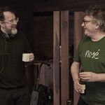 Paco Plaza conversa con Andoni Luis Aduriz en un descanso