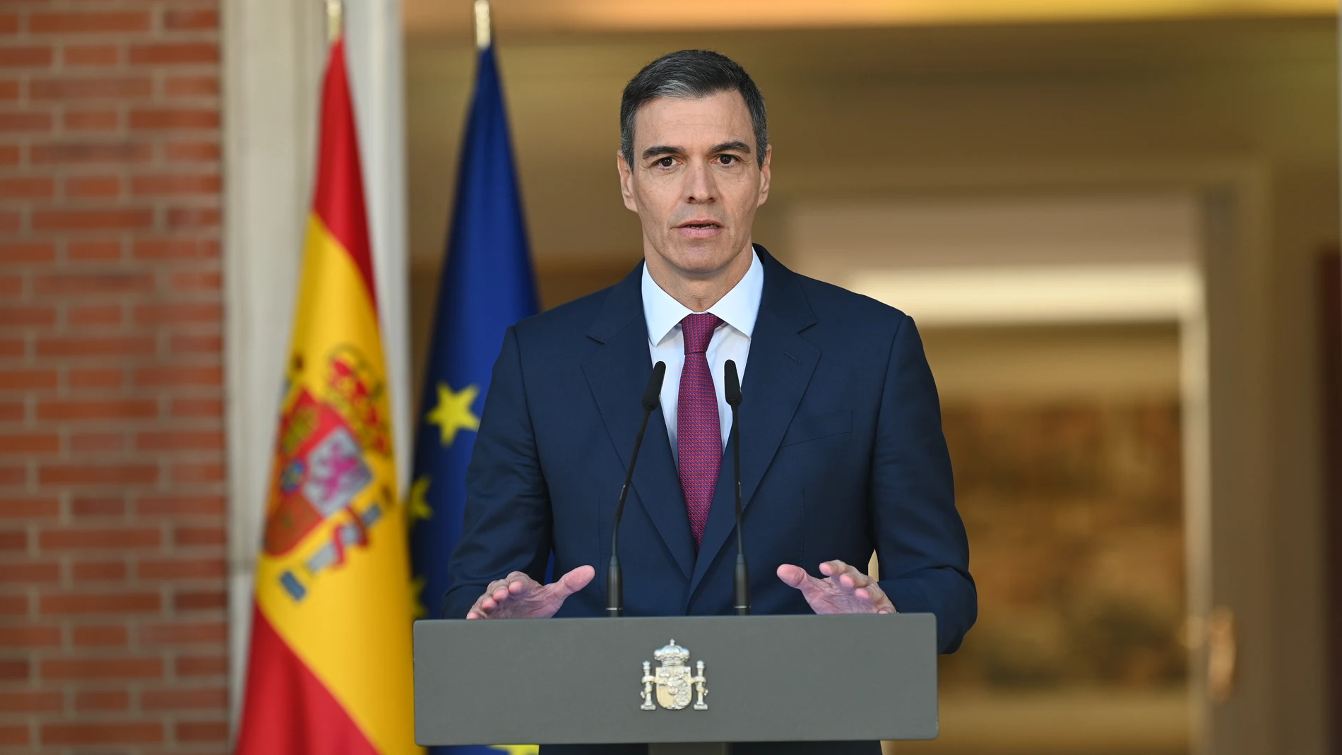 El presidente del Gobierno, Pedro Sánchez, comparece en el Complejo de la Moncloa, a 29 de abril de 2024, en Madrid (España). Sánchez ha comparecido hoy para anunciar que sigue al frente del Ejecutivo tras cinco días de reflexión a raíz de las investigaciones judiciales a su esposa, Begoña Gómez por la denuncia presentada por Manos Limpias por presunto tráfico de influencias y corrupción en los negocios. La decisión de continuar en el cargo tiene lugar después de que el pasado miércoles, 24 d...