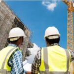 Arquitectos supervisan una obra