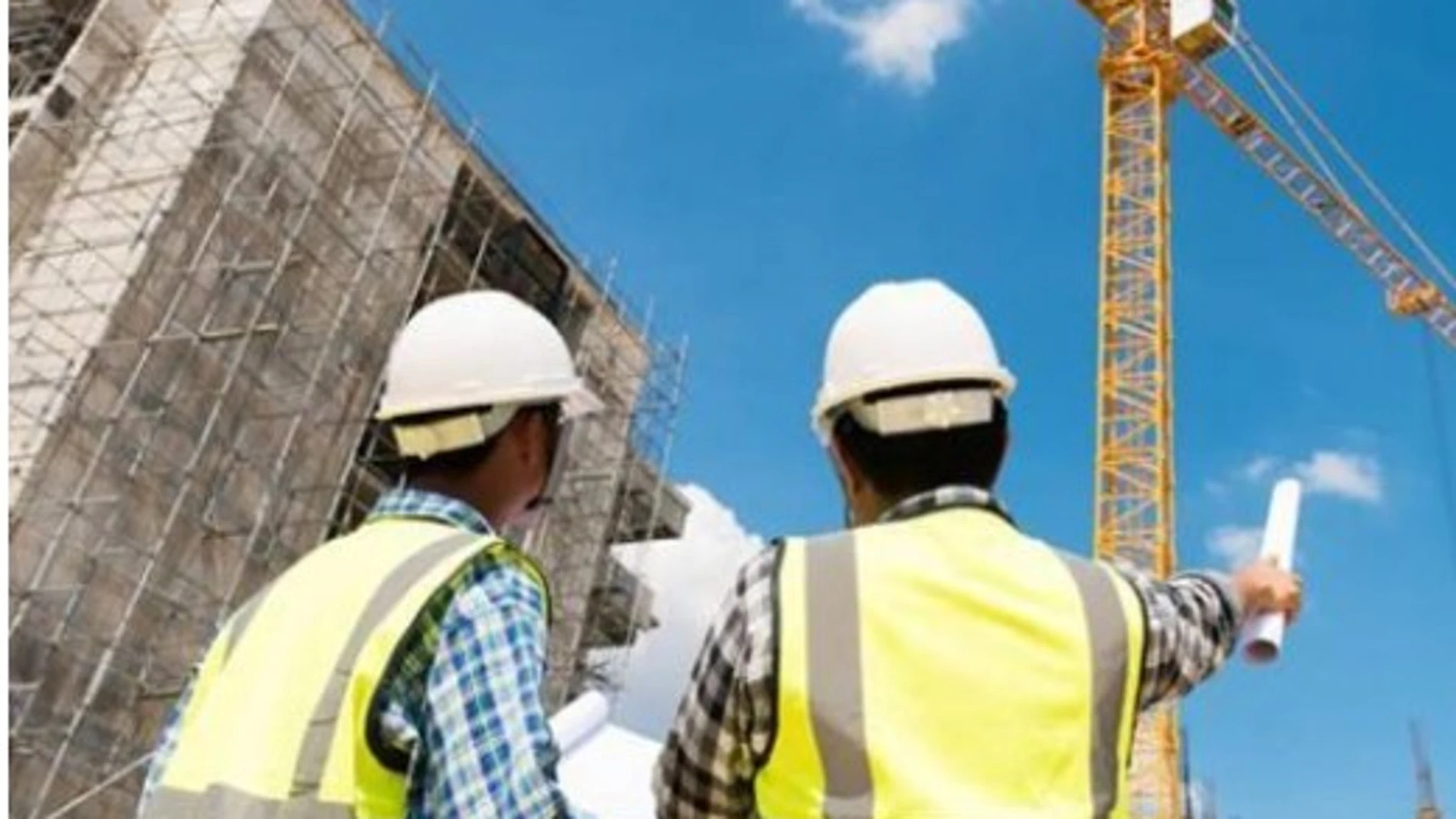 Arquitectos supervisan una obra