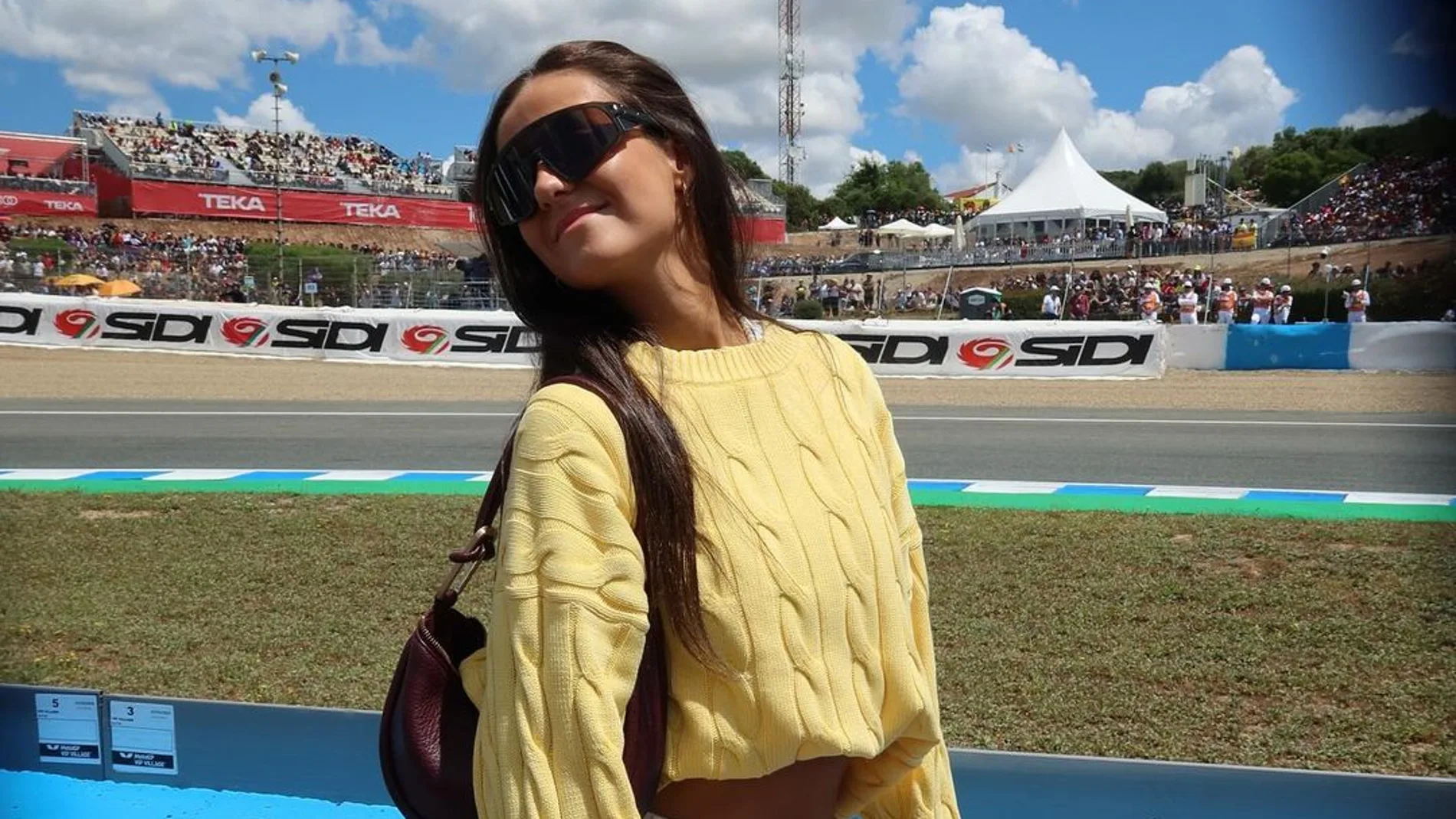 Victoria Federica y su look para un domingo de carrera.