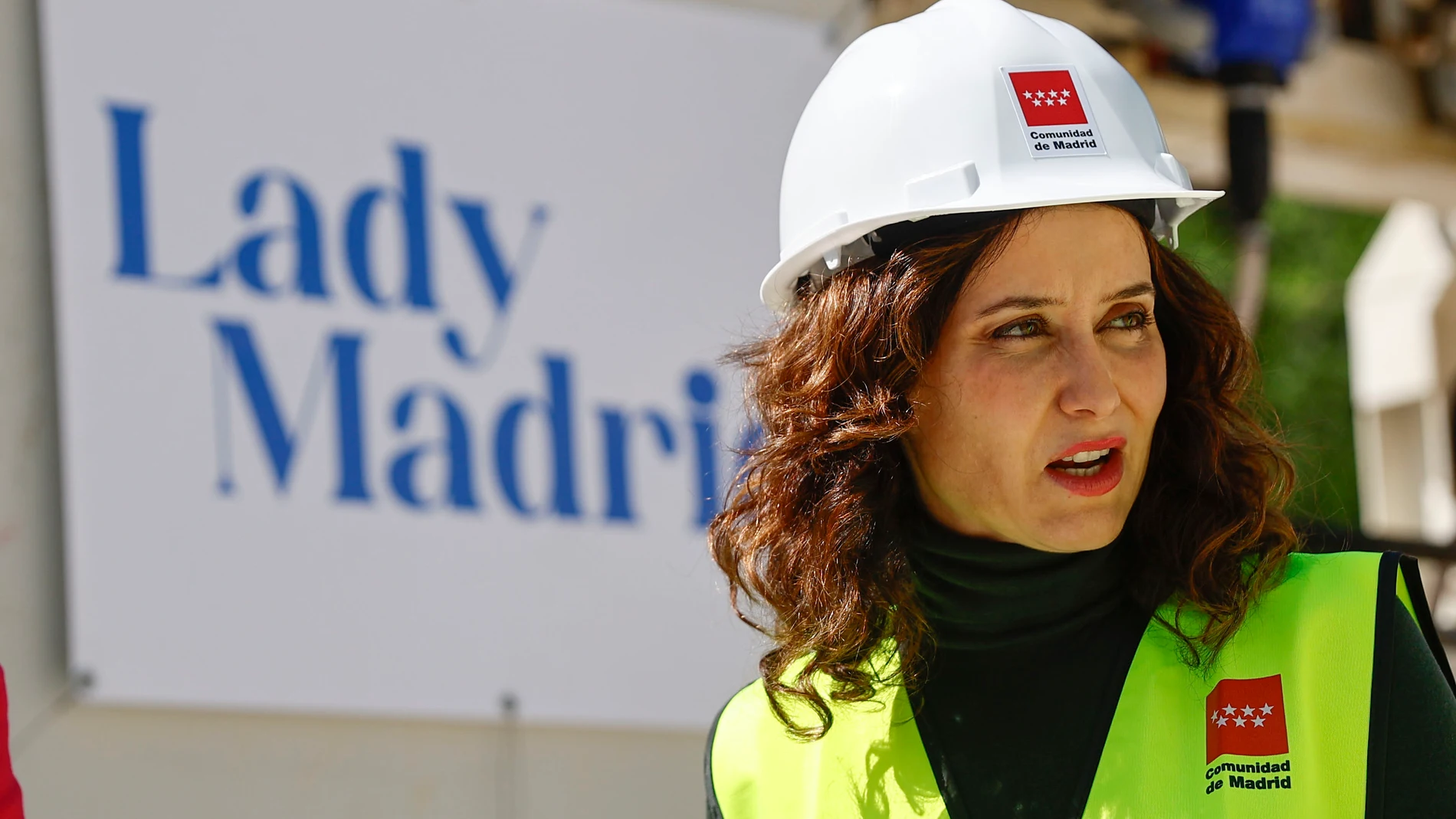 POZUELO DE ALARCÓN (CA MADRID), 29/04/2024.- La presidenta de la Comunidad de Madrid, Isabel Díaz Ayuso, visita las obras del nuevo colector-interceptor proyectado para regular los caudales de cuatro arroyos, infraestructura necesaria para llevar a cabo los desarrollos urbanísticos previstos en la localidad madrileña de Pozuelo de Alarcón, este lunes. EFE/ Rodrigo Jimenez