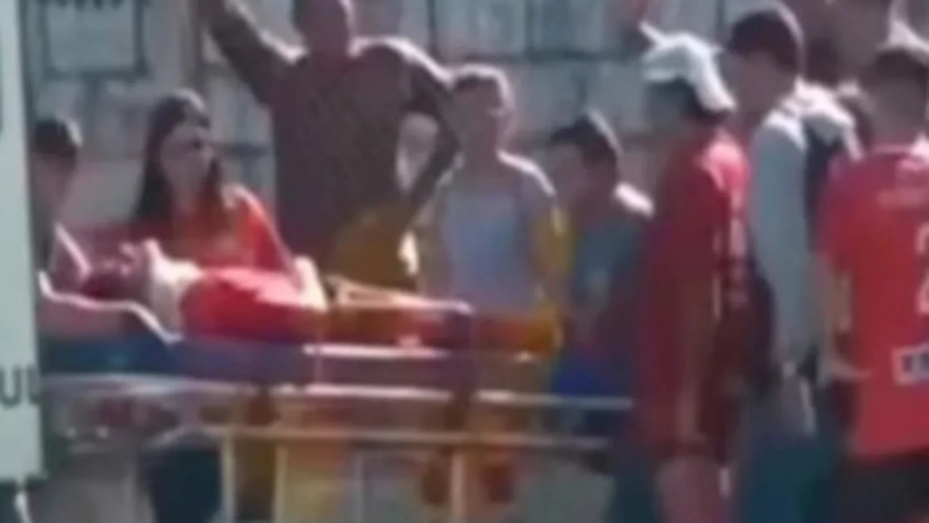 Trágica muerte de un futbolista al chocar contra un muro en un partido: "Empezó a convulsionar..."