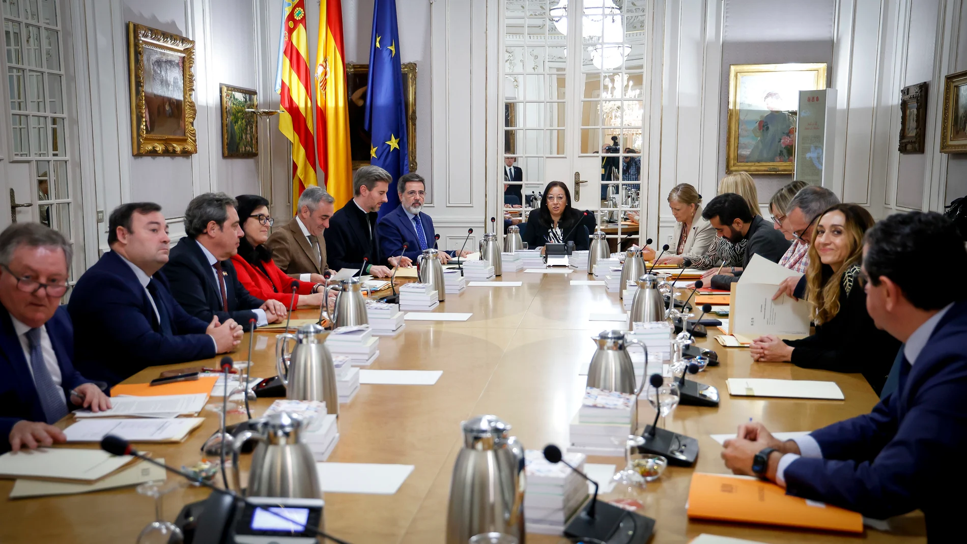 La Junta de Síndics ha aprobado un calendario de comparecencias sobre las cinco leyes presentadas por PP y Vox