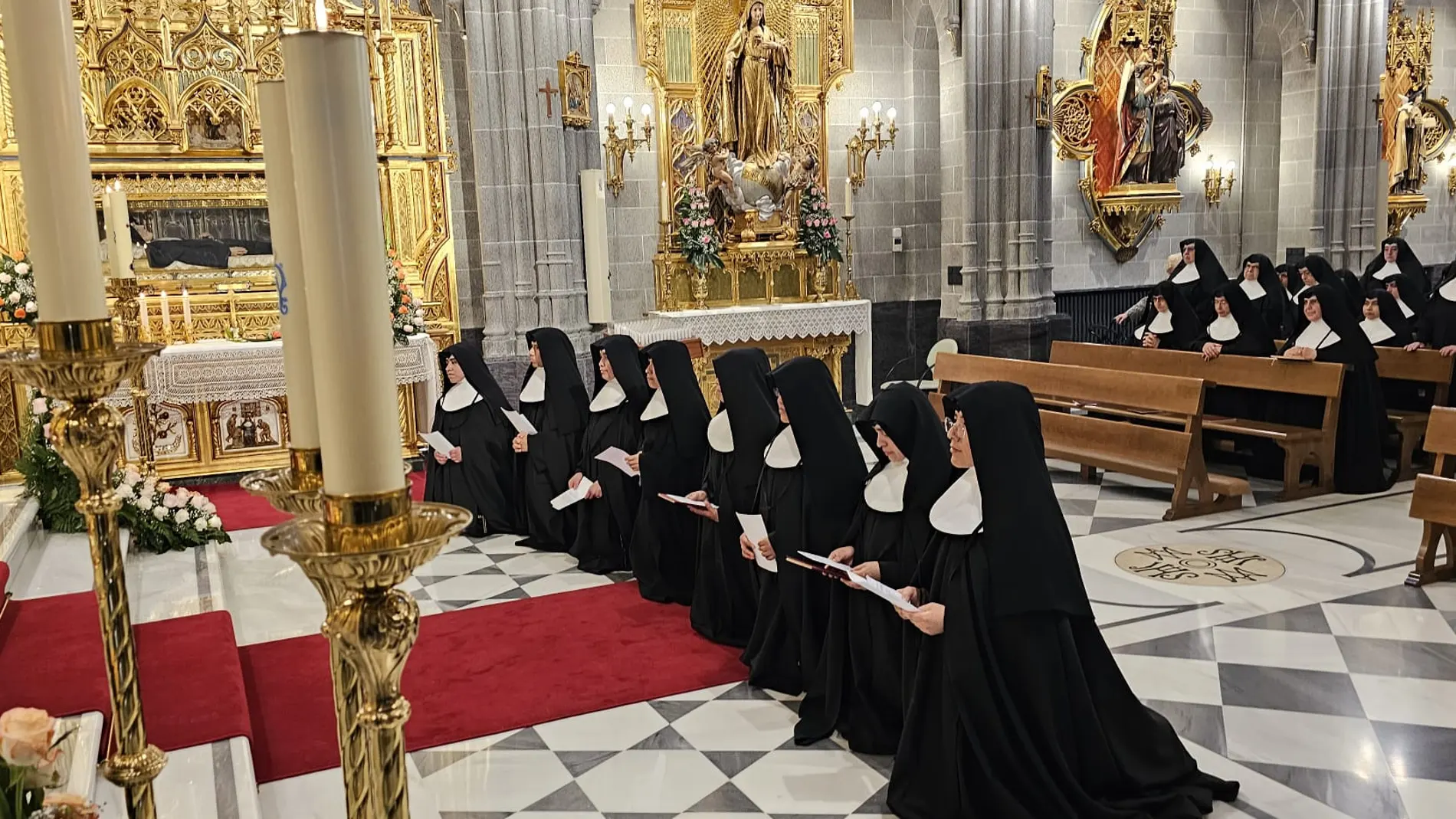 Las religiosas durante la ceremonia presidida por Enrique Benavent