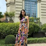 Sassa de Osma con vestido floral.