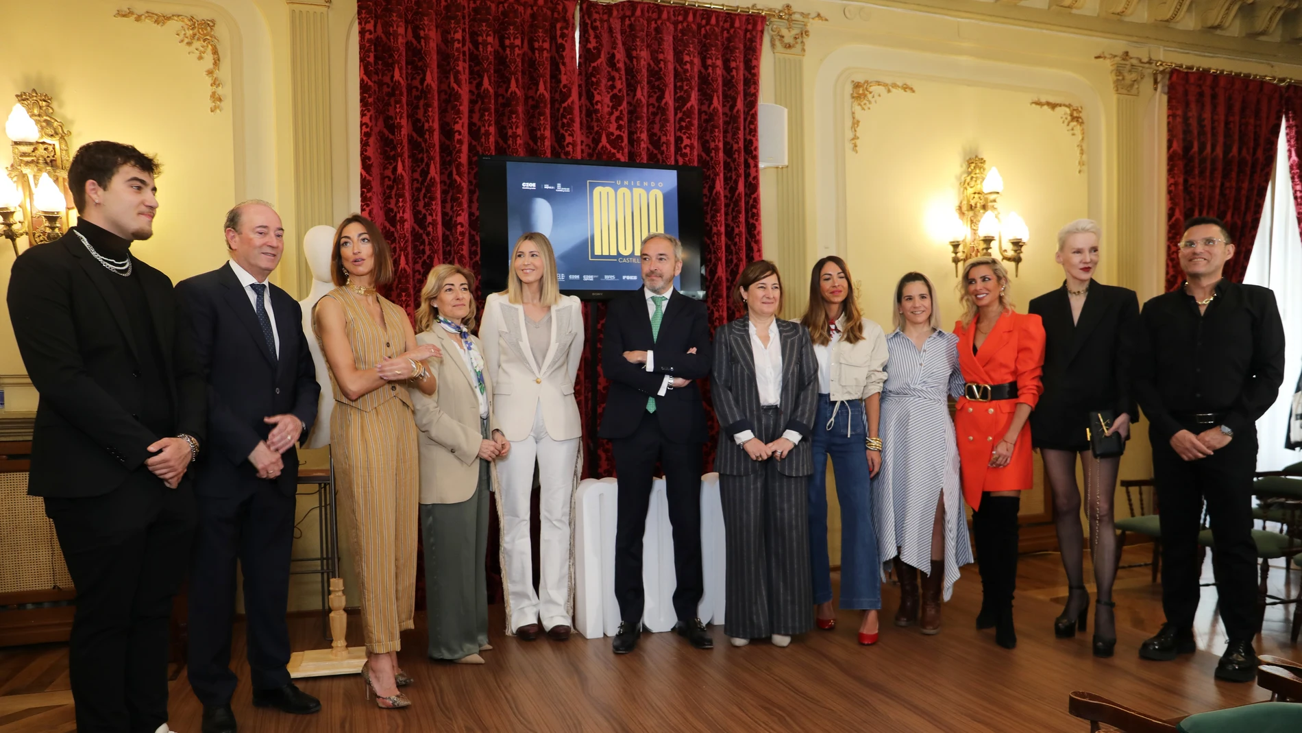 La CEOE Castilla y León y la Consejería de Industria, Comercio y Empleo de la Junta de Castilla y León organizan, en colaboración con CEOE Empresas de Palencia y bajo el título ‘Influencers y su papel en la moda’. En la Alberto Díaz Pico, secretario general de Industria, Comercio y Empleo de la Junta de Castilla y León; Teresa Cetulio, secretaria general de CEOE Castilla y León; y el presidente del CEOE Palencia, Ignacio Carrasco , entre diseñadores e influencers