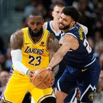 Jamal Murray intenta arrebatar el balón a LeBron James