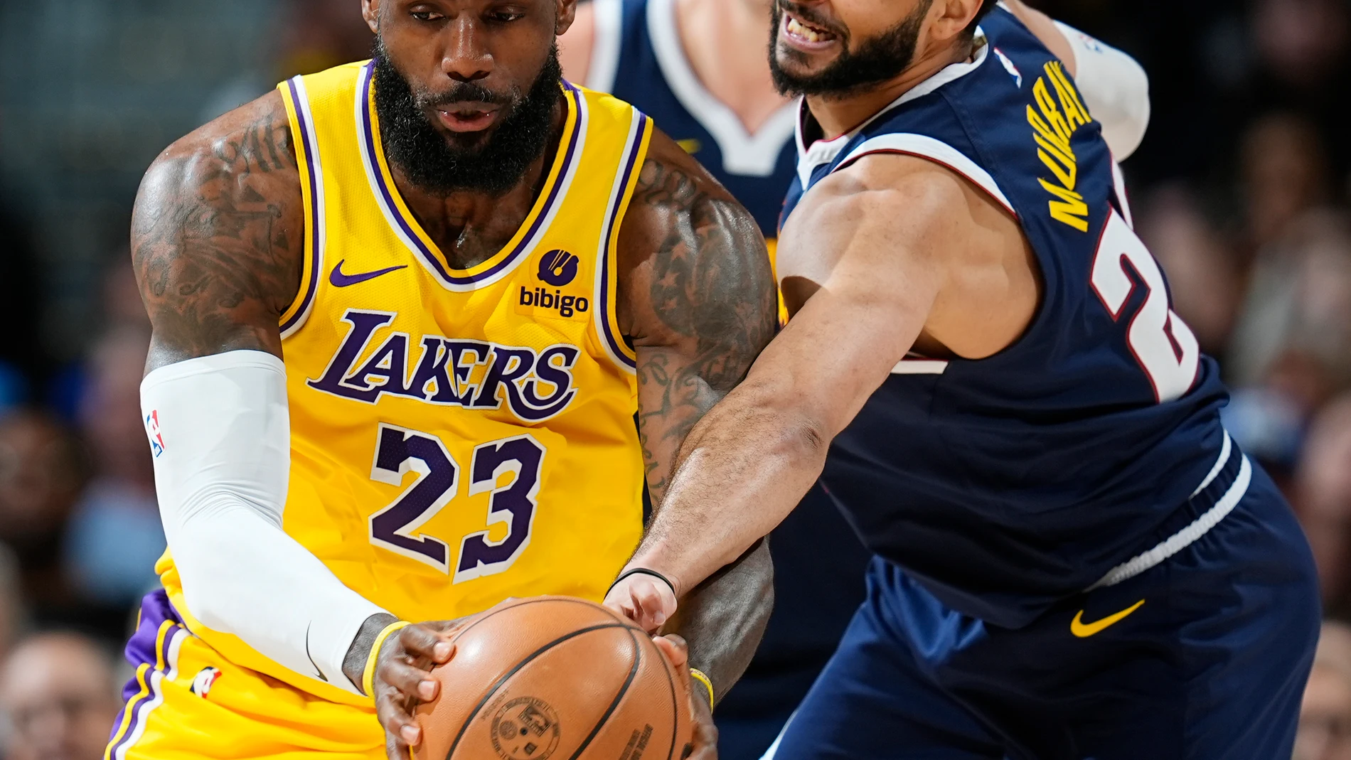 Jamal Murray intenta arrebatar el balón a LeBron James