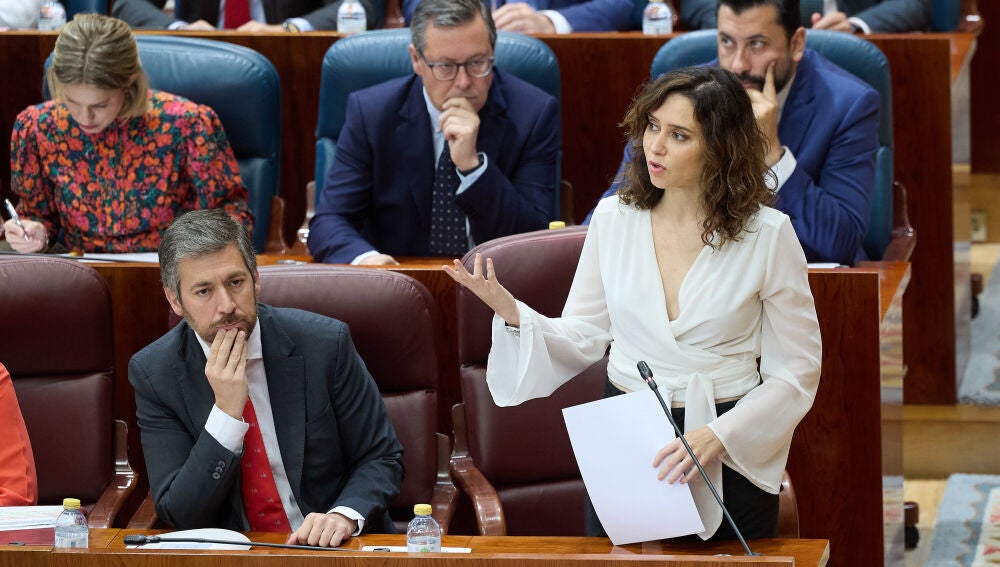 Punto y seguido en la Asamblea de Madrid: del «no voy a poner la otra  mejilla» a «virus de la democracia» y «patrona de la mordaza»
