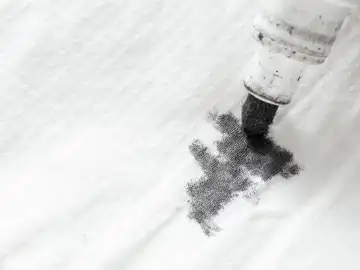 Mancha de rotulador permanente en una camiseta Mancha de rotulador permanente en una camiseta