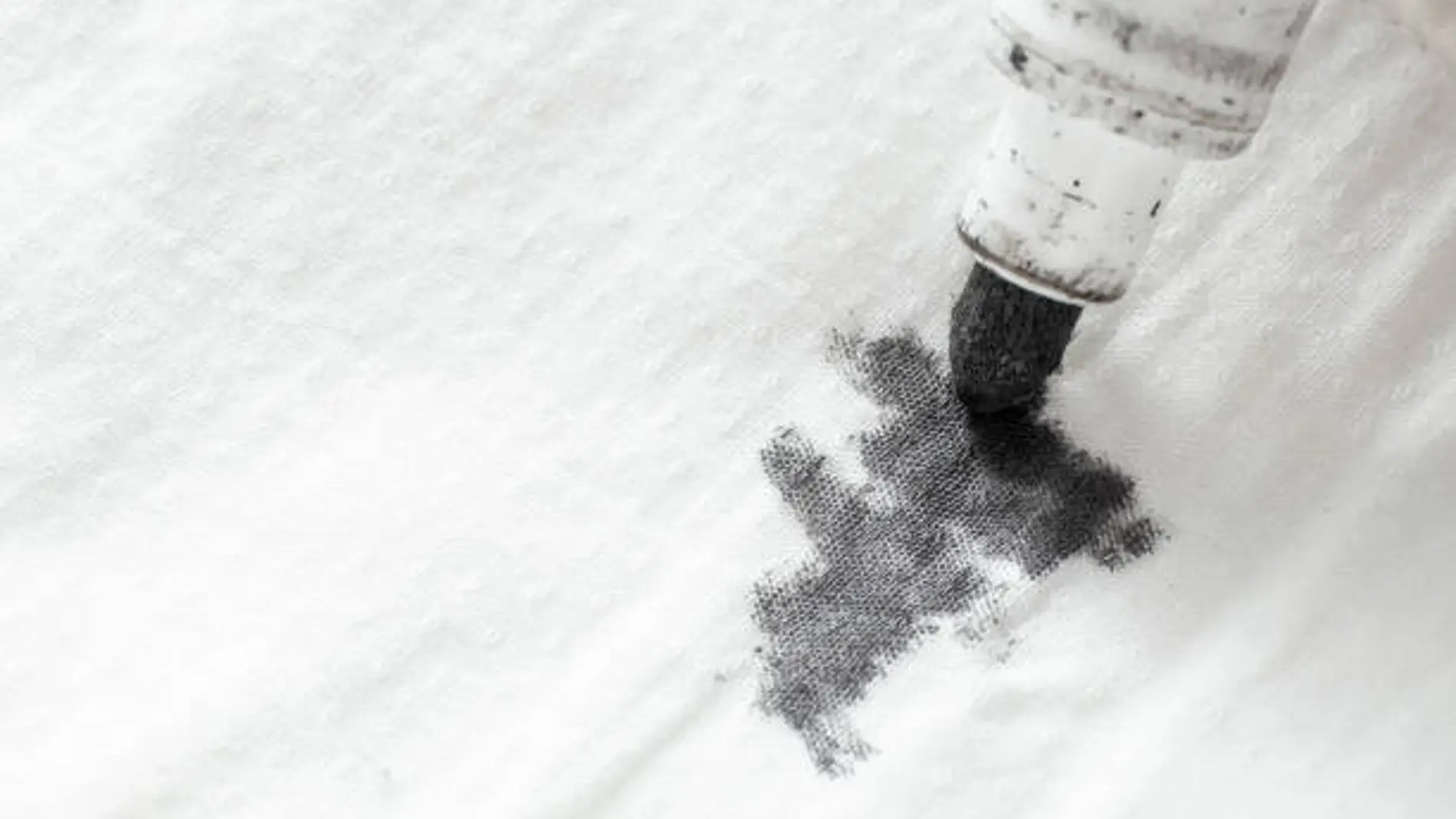 Mancha de rotulador permanente en una camiseta