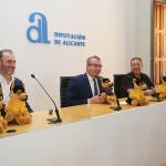 Hoy se ha presentado en la Diputación de Alicante el perrito de peluche, diseñado para atender a los niños víctimas de accidentes.