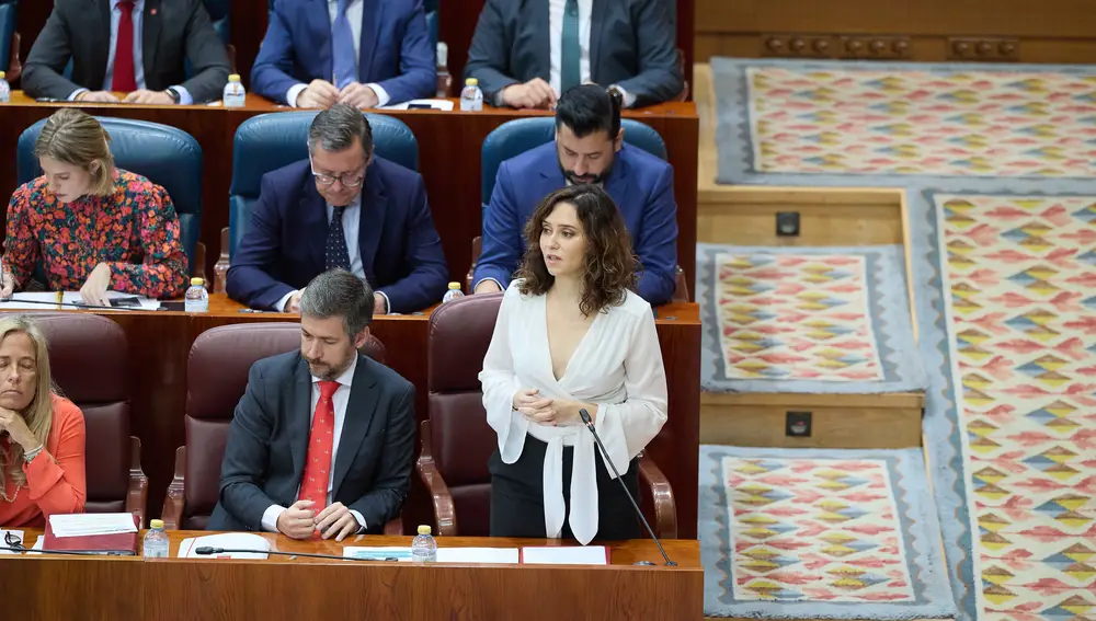 Ayuso dice que se libra una "batalla por la libertad" y acusa a Lobato de ser "cómplice de lo que hace en La Moncloa"