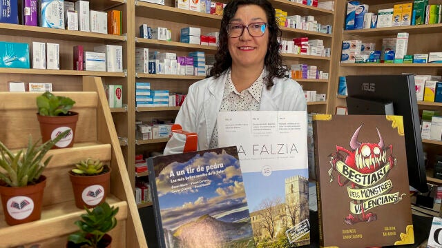 Medicina para el cuerpo y el alma: la farmacia de un pequeño pueblo vende también libros