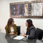 La vicealcaldesa y concejal de Fomento y Patrimonio, Rebeca Pérez, con la directora general de Vivienda de la Región de Murcia, María Dolores Gil
