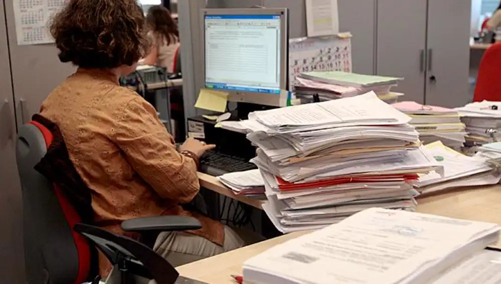 Una funcionaria sentada en su puesto de trabajo