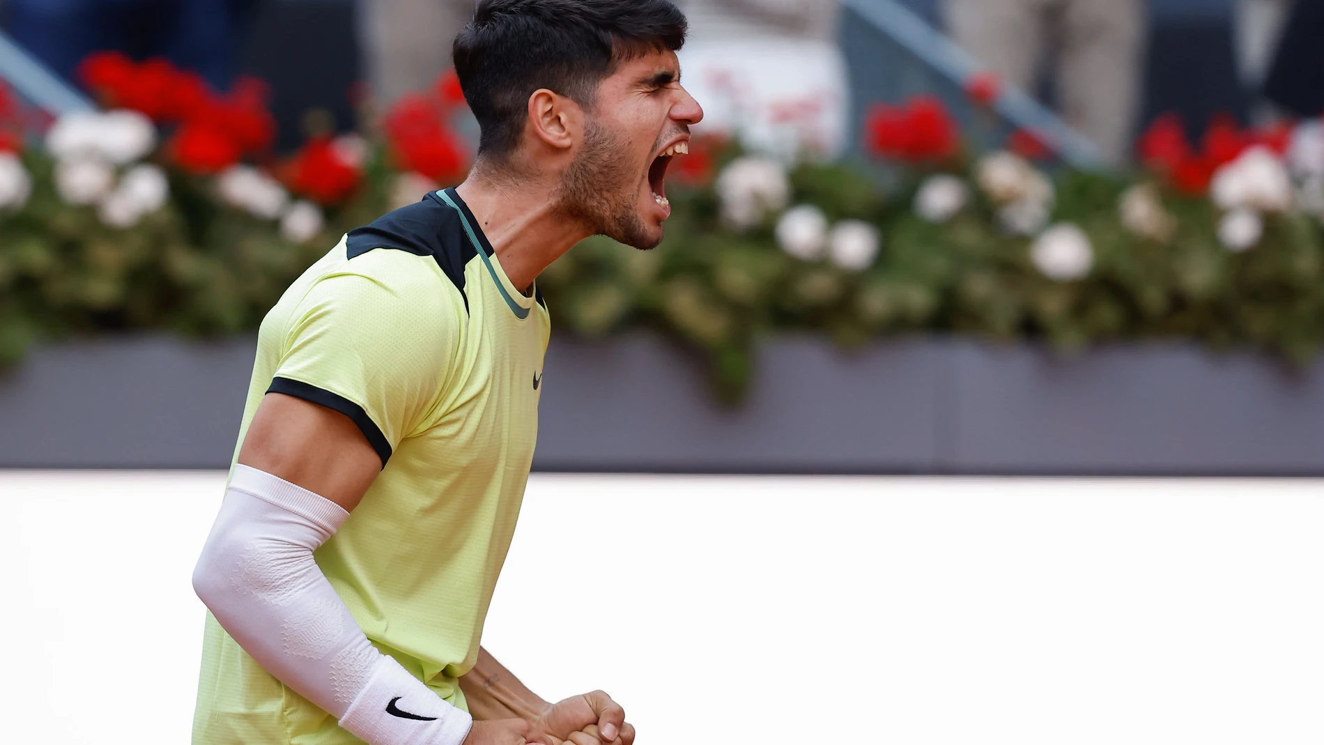 MADRID, 30/04/2024.- El tenista español Carlos Alcaraz celebra su victoria ante el alemán Jan-Lennard Struff, en su partido de octavos de final del Mutua Madrid Open disputado este martes en las instalaciones de la Caja Mágica. EFE/Chema Moya