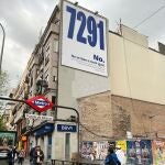 Lona de Más Madrid recordando a los fallecidos en residencias durante el Covid-19