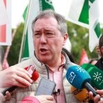 Juan Espadas atiende a los periodistas antes de participar en la manifestación del 1º de Mayo en Córdoba