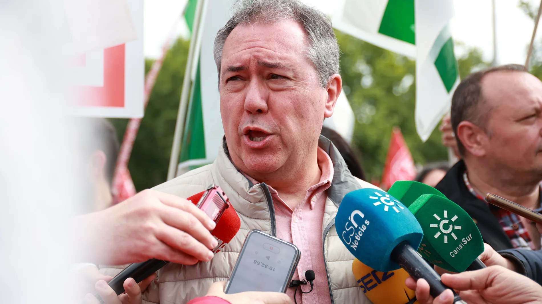 Juan Espadas atiende a los periodistas antes de participar en la manifestación del 1º de Mayo en Córdoba