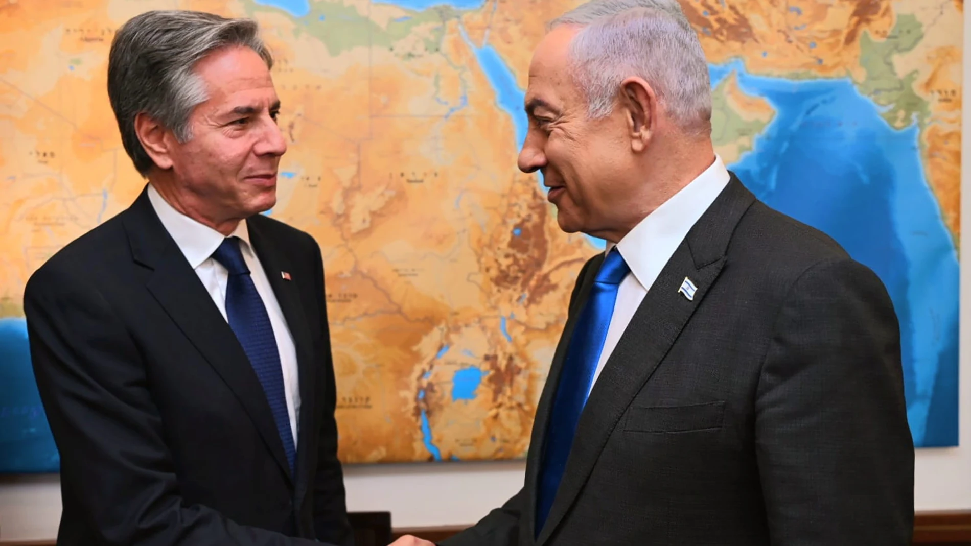 Jerusalem (-), 01/05/2024.- A handout photo made available by Israel's Government Press Office (GPO) shows Israeli Prime Minister Benjamin Netanyahu (R) shaking hands with US Secretary of State Antony Blinken (L) during a meeting at the prime minister's office in Jerusalem, 01 May 2024. Blinken is visiting Israel as part of his 29 April to 01 May trip to the region, where he will meet with regional leaders to discuss ongoing efforts to achieve a ceasefire in Gaza, secure the release of hostag...