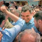 Pedro Sánchez irrumpe por sorpresa en la Feria de Abril de Barcelona