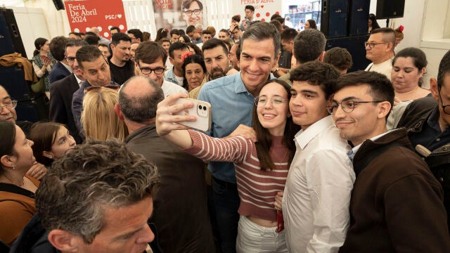 Pedro Sánchez irrumpe por sorpresa en la Feria de Abril de Barcelona