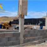 Un agente inspecciona una de las obras