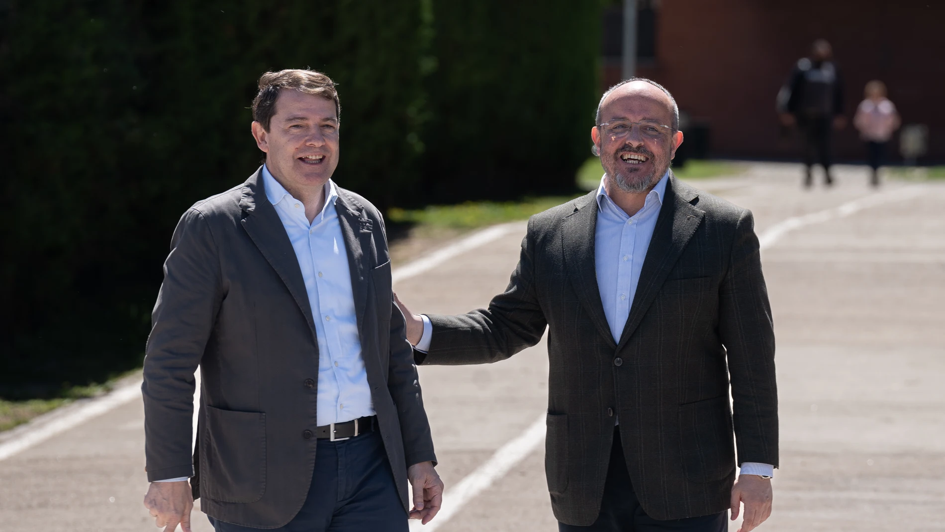 El presidente de la Junta de Castilla y León, Alfonso Fernández Mañueco (i) y el candidato del PP a las elecciones catalanas, Alejandro Fernández