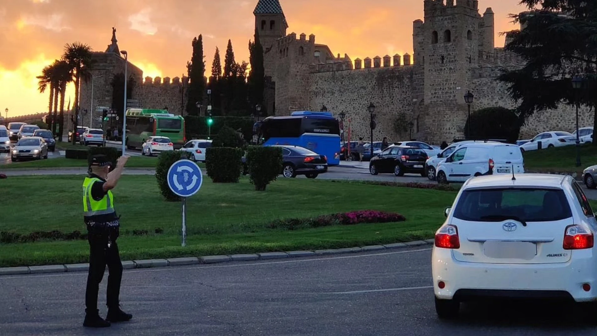 Un agente de la Policía Local de Toledo organizando el tráfico en la rotonda del del paseo Merchán y la avenida de Reconquista