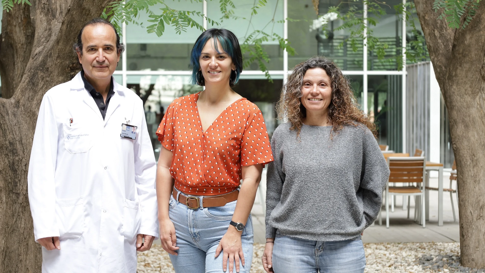 Aura Muntasell (izquierda) junto los investigadores Joan Albanell y Sara Santana