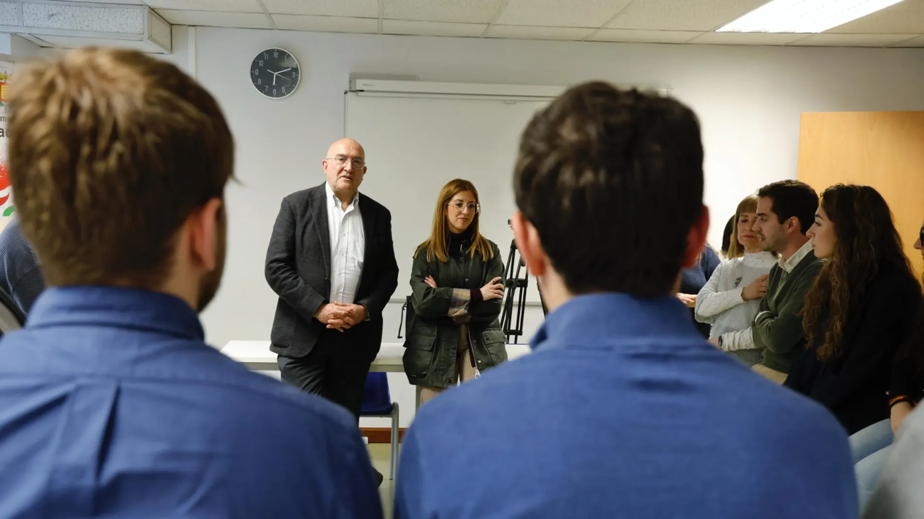 El alcalde Jesús Julio Carnero y la concejala Carolina del Bosque durante la inauguración del centro