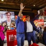 El presidente del Gobierno, Pedro Sánchez (c), y la alcaldesa de Sant Boi, Lluïsa Moret (i), junto al candidato del Partido Socialista Catalán, Salvador Illa (d), participan este jueves, en un acto de campaña del PSC en Sant Boi (Barcelona). 