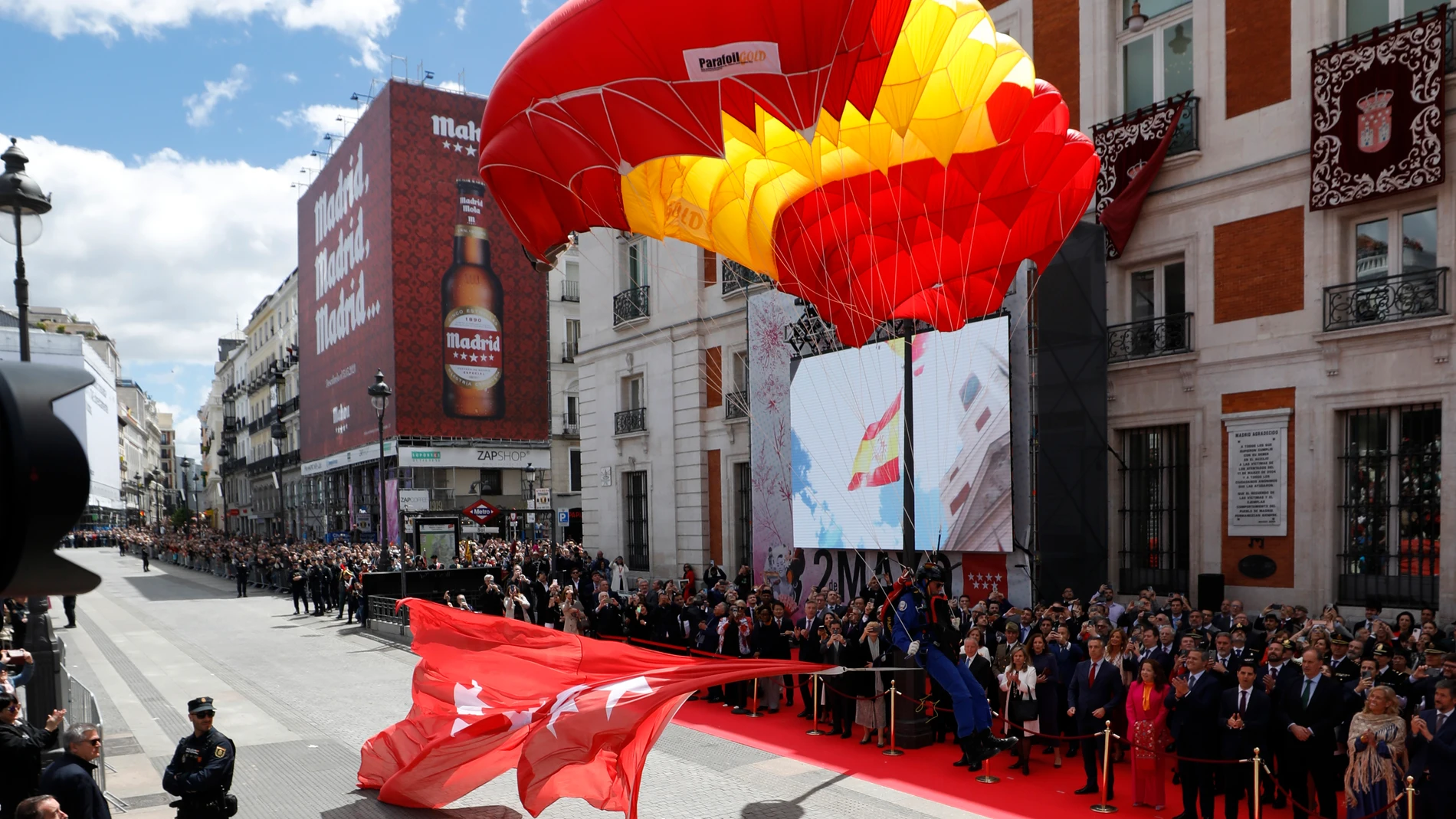 Un paracaidista de la Patrulla Águila durante el acto cívico militar con motivo del Día de la Comunidad de Madrid en la Puerta del Sol
