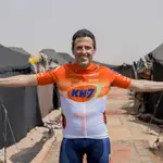 Oriol Bonet, batería del grupo Love of Lesbian, posa con sus baquetas antes de la etapa de la Titan Deset.