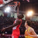 Fall anota con facilidad en la canasta del Barça