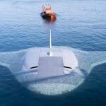 Primer plano del Manta Ray, al fondo un bote de rescate. 