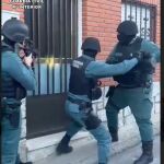 Los agentes derriban la puerta de la casa de los delincuentes