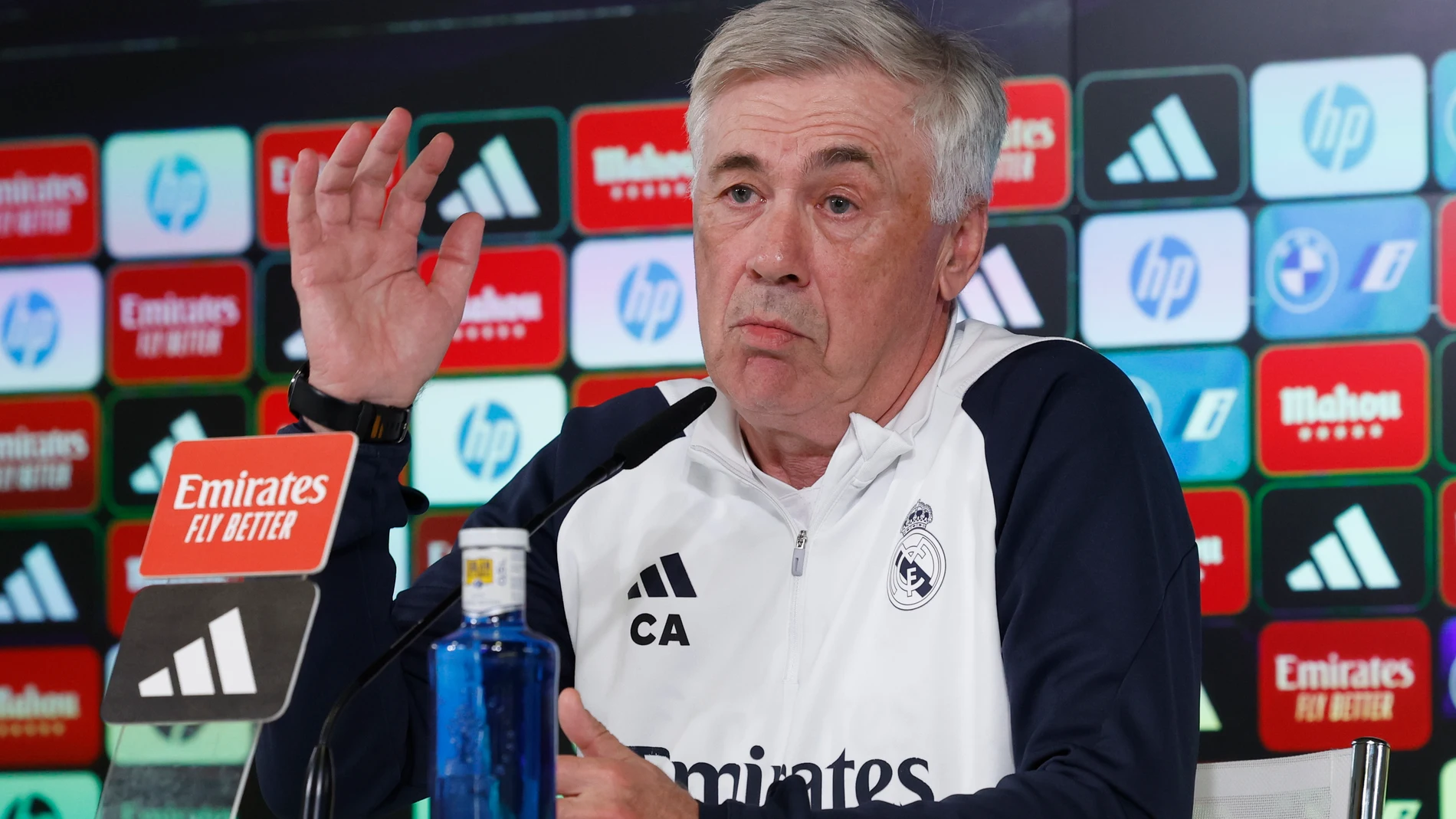 MADRID, 03/05/2024.- El entrenador del Real Madrid, el italiano Carlo Ancelotti, ofrece una rueda de prensa después del entrenamiento del equipo en la Ciudad Deportiva de Valdebebas en Madrid este viernes. El Real Madrid se enfrenta mañana al Cádiz en el estadio Santiago Bernabéu en un partido de LaLiga. EFE/ J.J. Guillén