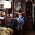  El polifacético Mauricio Wiesenthal, retratado en uno de sus rincones de leer, en su casa de Barcelona.