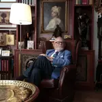 El polifacético Mauricio Wiesenthal, retratado en uno de sus rincones de leer, en su casa de Barcelona.