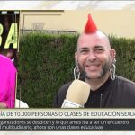 Ana Rosa Quintana habla con un invitado en 'TardeAR'
